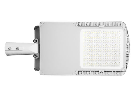 L'éclairage public est assuré par un système de luminaire à LED de 200 W.